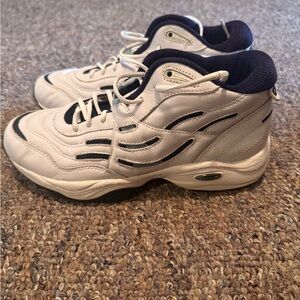 Vintage- Reebok DMX sneakers White‎ and Black Athletic 7.5 size Sneakers